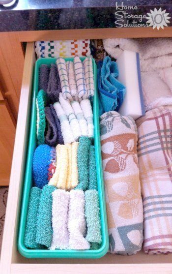 Separate certain kitchen towels from others, such as dish towels from hand towels, inside a kitchen drawer by using a shallow basket or storage container {featured on Home Storage Solutions 101} Clothing Declutter, Diy Kitchen Drawer Ideas, Kitchen Drawers Diy, Kitchen Rags, Declutter Kitchen, Dirty Kitchen, Kitchen Organization Diy, Organizing Hacks, Organisation Hacks