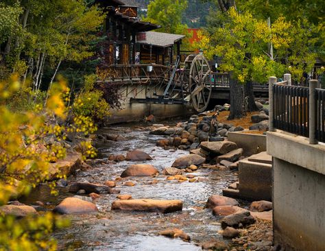 16 Cutest Small Towns In America - Follow Me Away Drawing Structure, Colorado Attractions, Colorado Towns, Bush Family, Kennebunkport Maine, Road Trip Places, Small Town America, Estes Park Colorado, Cheap Vacation