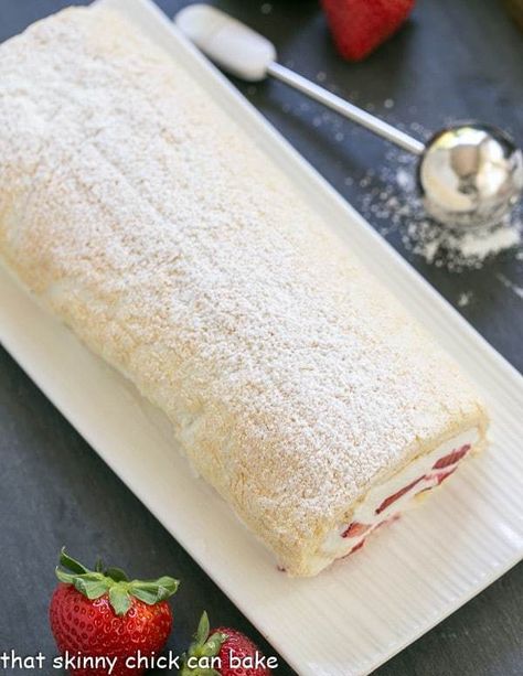 Strawberry Meringue Cake, Meringue Roulade, Jelly Roll Cake, Roulade Recipe, Strawberry Meringue, Hawaiian Desserts, Baked Meringue, Swiss Rolls, Meringue Recipe