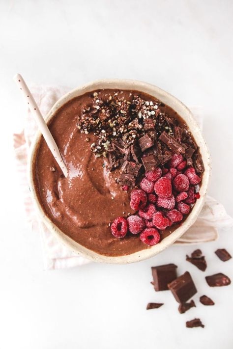 Banana-Free Chocolate Raspberry Smoothie Bowl (vegan, wfpb) - Veggiekins Blog Low Carb Vegan Breakfast, Vegan Chocolate Raspberry, Chocolate Raspberry Smoothie, Raspberry Smoothie Bowl, Smoothie Bowl Vegan, Chocolate Smoothie Bowl, Vintage Fitness, Vegan Smoothie Recipes, Vegan Smoothie Bowl