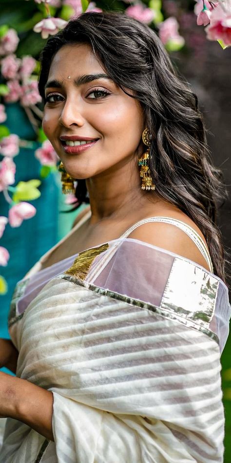 Actress Lakshmi Wallpaper, Aishwarya Lakshmi, Aishwarya Lekshmi, Beauty Face Women, Hot Women Dress, Beautiful Dresses Short, Indian Models, Indian Actress Hot Pics, Desi Beauty