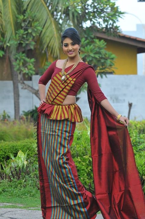 This Saturday is Sri Lanka Day Expo 2017, the one day event which showcases everything Sri Lankan from Appa to Ves Dancers. So incase you ladies are wondering what to wear. Maybe traditional Osariya would be the perfect outfit. Sri Lankan Clothes, Office Wear Dresses, Saree Wearing Styles, Culture Clothing, Wear To Work Dress, Dress Attire, Traditional Attire, Traditional Fashion, Cotton Blouse