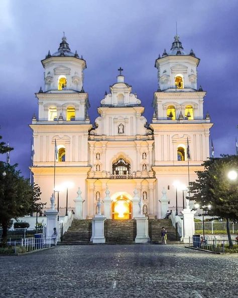 Basílica de Esquipulas Chiquimula Guatemala 🇬🇹 Photo by @gatto_sandoval   T E  A M O  G U A T E L I N D A Temple Landscape, Clan Macgregor, 2023 Board, Guatemala Flag, Guatemala Travel, Landscape Sky, America Latina, Cool Electric Guitars, Epic Art