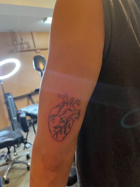 Tattoo Inspo Arm, Heart Arm Tattoo, Heart On Sleeve Tattoo, Heart On Sleeve, Inspo Drawing, Tattoo Linework, Linework Tattoo, Tattoo Heart, Drawing Tattoo