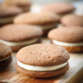 Carrot Cake Whoopie Pies, Cake Whoopie Pies, Whoopie Pies Recipe, Whoopie Pie Recipe, Ginger Biscuits, Desserts With Biscuits, Whoopie Pies, Fun Foods, Biscuit Cookies