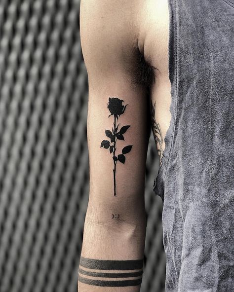 Tattoo Ideas Elegant, Black Rose Tattoo For Men, Black Rose Design, Butterfly Leg Tattoos, Tattoo Circle, Men Flower Tattoo, Black Rose Tattoo, Rose Tattoo On Arm, Rings Tattoo