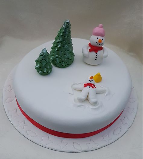 Christmas Bakes, Christmas Themed Cake, Snowman Snow, Christmas Cake Designs, Buttercream Cake Decorating, Xmas Cake, Snow Angel, Christmas Cakes, Angel Christmas