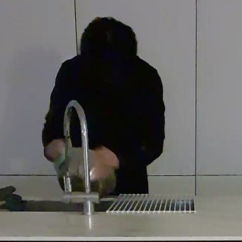 jungkook washing the dishes Creepy Men, Washing The Dishes, Creepy Guy, Washing Dishes, Universe