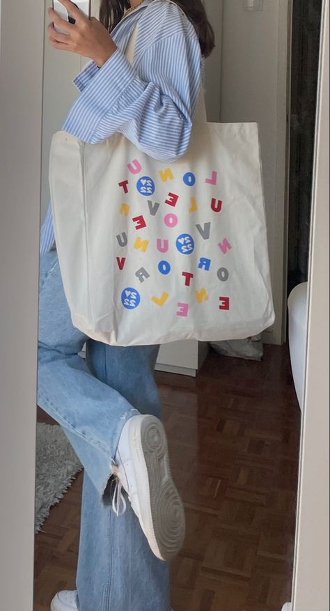 Tote Bag Picture Ideas, Harry Styles Aesthetic Pictures, Harry Coded Things, Ootd With Tote Bag, Harry Styles Girl Aesthetic, Harry Styles Mirror Selfie, Harry Coded Outfits, Tote Bag Outfit Aesthetic, Harry Styles Aesthetic Outfits