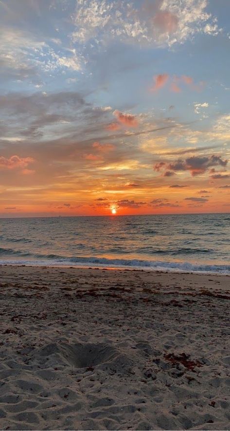 Waking Up Sunrise Aesthetic, Beach Morning Aesthetic, Wake Up Aesthetic, Beach Walk Aesthetic, Avacore Aesthetic, Waking Up Early Aesthetic, Sunrise Beach Pictures, Walking Motivation, Pantai Aesthetic