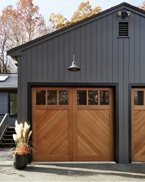 Brown Garage Doors, Brown House Exterior, Black Home Exterior, Brown Garage Door, Wood Garage, Slope House, Ranch House Exterior, House Facades, Garage Door Design