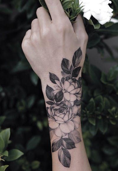 Black Flowers Tattoo, Flower Tattoo Sleeve, Small Wrist Tattoos, Wrist Tattoos For Women, Black And White Flowers, Temporary Tattoo Stickers, Vintage Tattoo, Tattoo Sticker, Body Makeup