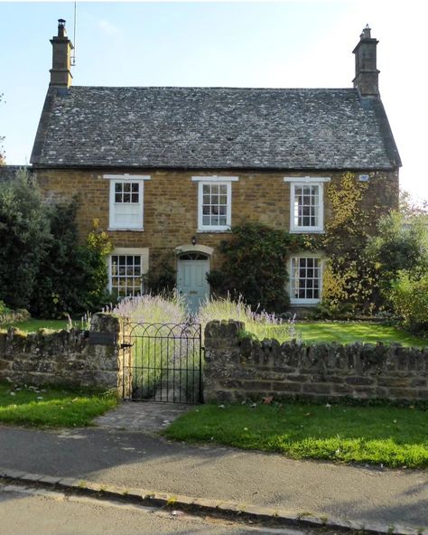 British Farmhouse, Cottage Photos, English Style House, Country House Exterior, English Country House Style, Beautiful Blue Sky, English Manor Houses, British Country, English Manor