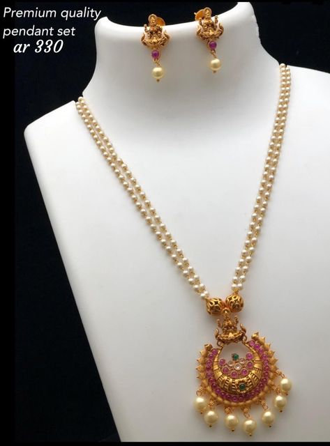 temple jewelry available at Arshi's..  for bookings whatsapp on 9486115312. worldwide shipping White Pearl Necklace Indian Gold, White Pearl Necklace Indian, Pearl Necklace Indian, Diamond Pendant Jewelry, Mangalsutra Design, Antique Necklaces Design, Antique Necklaces, Fancy Jewelry Necklace, Temple Jewelry