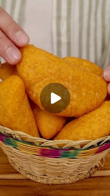 Máquina de empanadas - Maquiempanadas on Instagram: "Empanadas colombianas casera🥟 🇨🇴 

¡Aprende a cocinar esta deliciosa receta paso a paso con Maquiempanadas! 🍴

Ingredientes:

🧅 Relleno:
1 Cebolla morada grande
1 Pimentón
3 Dientes de ajo
1 Cebolla larga
2 Tomates
2 Cdas. de pasta de tomate
1 Cdta de comino
1 Cda de paprika
2 Cdas. de mostaza
2 Tazas de agua
1000g de carne de res para desmechar (Falda o pecho)
3 Papas grandes o 250 g de papas criollas
Sal y pimienta al gusto

🌽 Masa:
2 Tazas de harina para maíz
1 Cda. de fécula de maíz
2 Tazas de caldo de carne
1 Chorrito de limón
1/2 Cdta de sal
Aceite achiote
Aceite para freír

🌶️ Ají:
1 Taza de agua
1 Chorrito de vinagre
Picante al gusto
Zumo de 3 limones
1 Cdta. de sal
2 Ramas de cebolla larga
2 Tomates
Cilantro al gusto

¡Si Roasted Tomatillo Salsa, Empanadas Dough, Cuban Dishes, Healthy Dinner Recipe, Corned Beef Brisket, Colombian Food, Spanish Dishes, Empanadas Recipe, Appetizer Bites