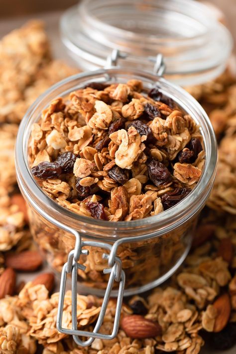 Cinnamon Raisin Granola Cinnamon Raisin Granola Recipe, Cinnamon Raisin Granola, Raisin Granola, Jar Food Gifts, Fiber Recipes, Pumpkin Granola, Granola Clusters, Toasted Oats, Jenny Craig