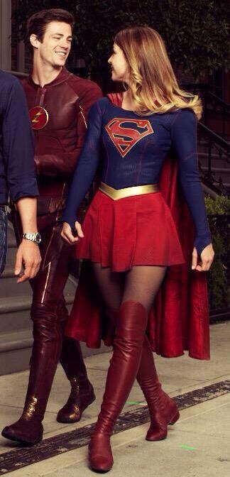 Supergirl & The Flash, how adorable is this???? The Flash And Supergirl, Supergirl The Flash, The Flash Costume, Blonder Hair, Flash Supergirl, Superman Supergirl, Super Hero Costume, Superman Costume, Supergirl Costume