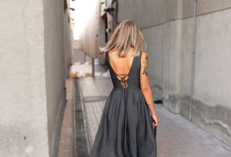 How To: Low Back Pleated Midi Dress | Tutorial on http://contouraffair.blogspot.ae/2016/04/how-to-low-back-pleated-midi-dress.html Backless Dress Pattern Sewing, Stitch Mood, Backless Dress Pattern, Diy Clothes Projects, Diy Dresses, Women Sewing, Project 333, Dress Tutorial, Low Back Dresses