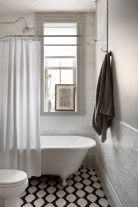 small bathroom with tile and clawfoot tub Clever Bathroom Storage, Ford Interior, Bathroom Storage Solutions, Powder Room Design, Bathroom Solutions, Pierre Jeanneret, Small Bathroom Design, Clawfoot Tub, Tiny Bathroom