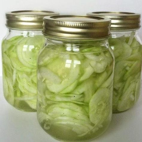 Canning Onions, Overnight Pickles, Pickled Cucumbers And Onions, Pickling Cucumbers Recipe, Onion Pickle, Cucumber Pickles, Refrigerator Pickle Recipes, Pickled Foods, Pickle Recipes Homemade