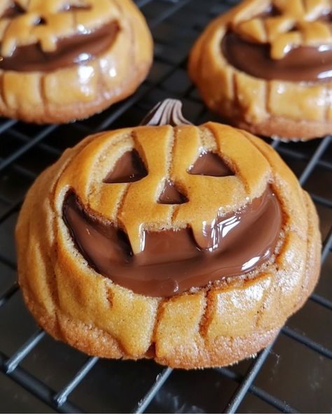 Milk Chocolate Stuffed Jack-O-Lantern Cookies 🎃🍫 Ingredients: For the Cookies: - 1 cup unsalted butter, softened - 1 cup granulated sugar - 1/2 cup brown sugar, packed - 2 large eggs - 1 teaspoon vanilla extract - 3 cups all-purpose flour - 1 teaspoon baking powder - 1/2 teaspoon baking soda - 1/2 teaspoon salt - 1 teaspoon pumpkin pie spice (optional for a seasonal twist) For the Filling: - 1 cup milk chocolate chips or chopped milk chocolate - 1 tablespoon heavy cream Instructions: 1. ... Stuffed Pumpkin Cookies, Jack O Lantern Cookies, Stuffed Pumpkin, Halloween Dessert, Holiday Snacks, Chocolate Filling, Halloween Vibes, Halloween Desserts, Milk Chocolate Chips