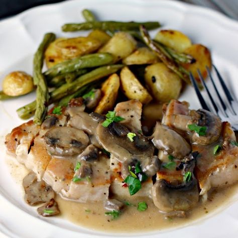 Mushroom Pork Chops by Renee's Kitchen Adventures - easy recipe for a healthy low calorie dinner Recipe For Pork Chops, Healthy Low Calorie Dinner, Recipe For Pork, Campbells Soup Recipes, Mushroom Pork Chops, Seared Pork Chops, Recipes Pork, Chop Recipes, Low Calorie Dinners