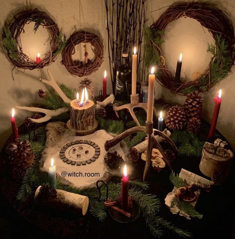 Winter Solstice Decorations Ideas, Yule Table Setting, Wiccan Christmas Decor, Traditional Yule Decorations, Yuletide Aesthetic, Krampus Crafts, Krampus Aesthetic, Winter Altar, Yule Wedding