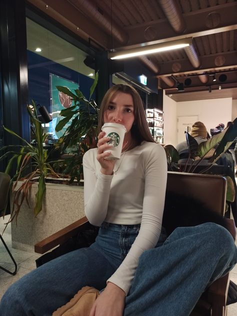 Barista Outfit Starbucks, Starbucks Outfit Ideas, Starbucks Work Outfit, Starbucks Employee Outfit Ideas, Starbucks Employee Outfit, Starbucks Photoshoot Ideas, Starbucks Job, Starbucks Photoshoot, Starbucks Selfie