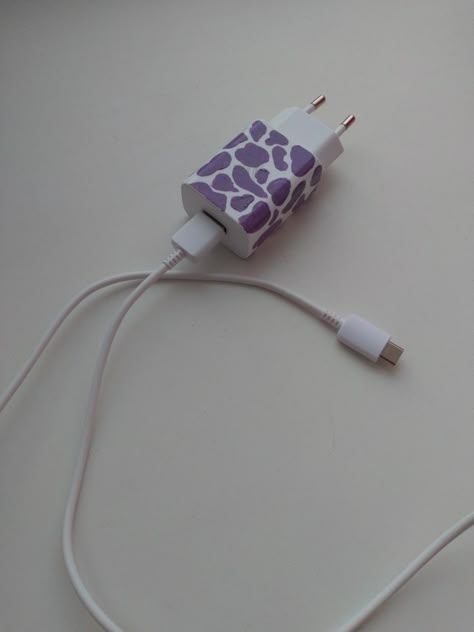 Aesthetic Phone Charger Paint, Charger Adapter Painting Ideas, Iphone Charger Painting, Charger Painting Ideas Aesthetic, Diy Charger Art, Phone Charger Aesthetic, Drawing On Charger, Phone Charger Painting Ideas, Painting On Charger