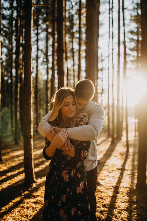 Golden Hour Forest, Couples Home Decor, Couple Forest, Forest Engagement Photos, Foto Prewedding, Shooting Couple, Photography Things, Fall Engagement Pictures, Forest Engagement