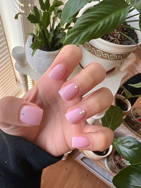 Natural pink nails Dip Nails With Gems, Dip Powder Nails Short Square, Square Dip Powder Nails, Natural Pink Nails, Nails With Gems, Gem Nail Designs, 2022 Nails, Dip Nails, Casual Nails