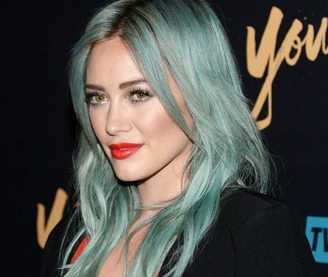 HILLARY DUFF Hilary Duff Hair, Turquoise Hair, Hillary Duff, Fantasy Hair, Bright Hair, Hair Color Blue, Pastel Hair, Hazel Eyes, Hilary Duff