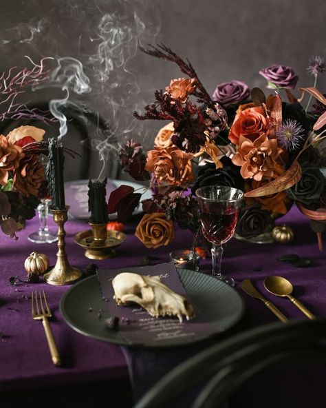 Boo-tify your wedding with this DIY Halloween floral centerpiece tutorial. Plus, get tips, tricks & treats on Decorating tables for your Halloween wedding. Dark Purple And Orange Wedding, Diy Halloween Wedding, Halloween Wedding Centerpieces, Halloween Wedding Reception, Alternative Wedding Ideas, Orange Purple Wedding, Halloween Floral Arrangements, Halloween Purple, Halloween Tablescape