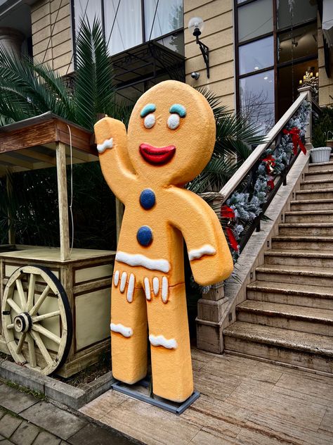 Dollar Tree Crafts Fall, Gingerbread Man Drawing, Giant Gingerbread Man, Gingerbread Man Decorations, Big Decorations, Christmas Booth, Decor Diy Ideas, Xmas Costumes, Crafts Fall