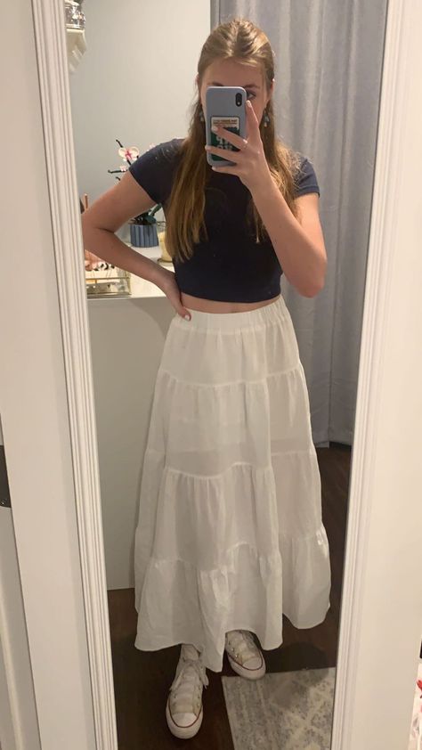 Converse Skirt Outfit, White Flowy Skirt Outfit, Garage Skirt, Flowy Skirt Outfit, White Flowy Skirt, White Converse Outfits, White Skirt Outfits, Shein Shoes, White Long Skirt