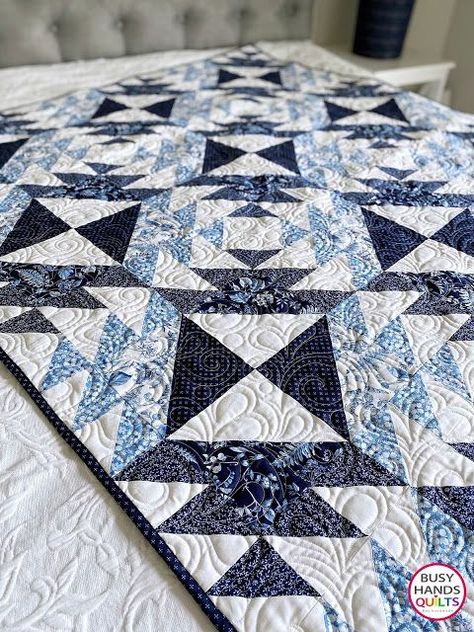 Blue And White Quilts Patterns, Two Color Quilts Patterns Free, 3 Fabric Quilt Pattern, Blue Quilts Ideas, Blue And White Quilts, White And Blue Quilt, Blue Quilt Patterns, Easy Quilting Design, Hst Quilts