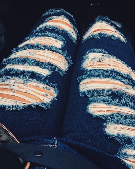 Ripped Jeans Aesthetic, Cute Ripped Jeans, Tasty Dessert, Crop Top With Jeans, Jeans Outfit Women, Pin Up Outfits, Nice Outfits, Pinterest Closet, Outfit Women