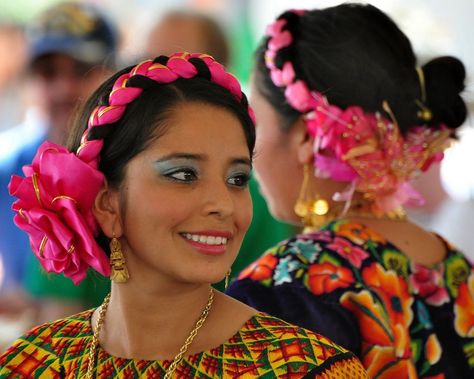 ¿Qué es una vela, quiénes son las muxes, cómo se celebra una boda istmeña y qué hacen los mayordomos? Aquí te lo contamos todo. Mexican Clothes, Outfit Mexicano, Mexican Beauty, Mexican Hairstyles, Latino Culture, Traditional Mexican Dress, Frida Kahlo Style, Ballet Folklorico, Mexican Party Theme