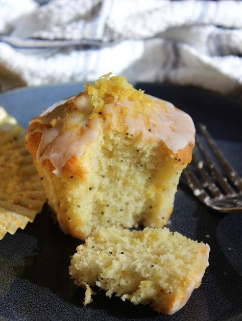 Lemon Poppyseed Drizzle Cakes - light, buttery and with a delicious zesty flavour. Poppyseed Muffins, Starbucks Lemon, Tin Recipes, Lemon Poppyseed Cake, Poppy Seed Cake, Pear Cake, Lemon Drizzle Cake, Lemon Poppyseed Muffins, Drizzle Cake