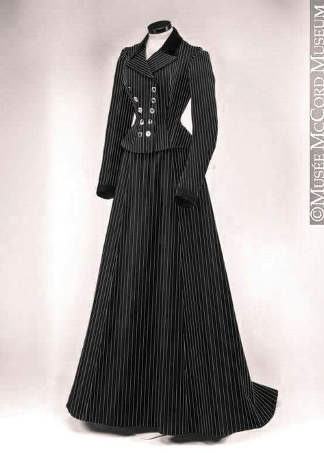 1800 Clothing, Victorian Wardrobe, Edwardian Women, Victorian Era Fashion, Womens Suit, 1890s Fashion, 1900s Fashion, Dress Display, 19th Century Fashion