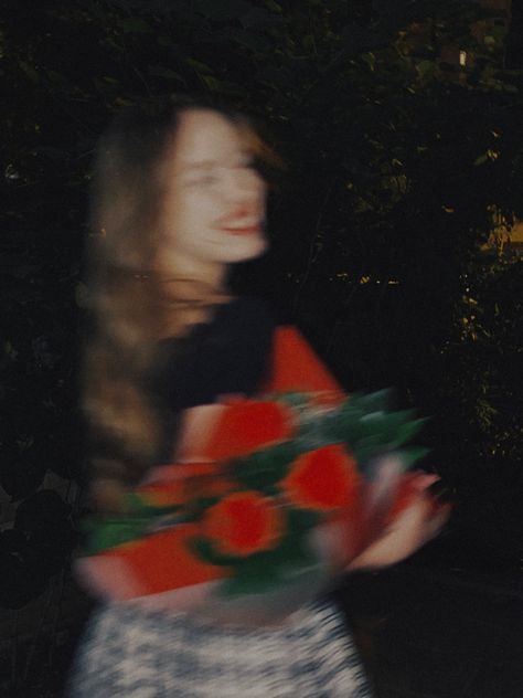 aesthetic girl holding flowers Girl With Roses Aesthetic, Girl In Red Aesthetic, Red Roses Aesthetic, Aesthetic Valentines Day, 90s Birthday, Aesthetic Valentines, Roses Aesthetic, Rose Girl, Aesthetic Roses