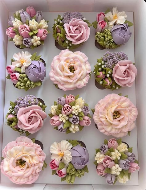 Small Desserts For Weddings, Flower Petal Cupcakes, 12 Cupcake Bouquet, Pastel Flower Cupcakes, Flower Cupcakes Bouquet, Cupcake Bouquet Ideas, Cupcakes Decoration Ideas, Bday Cupcakes, Cupcakes Vintage