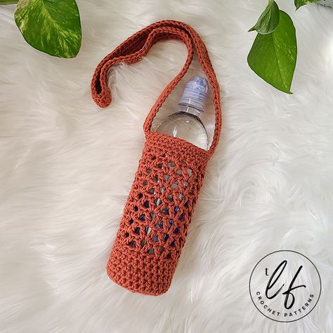 Crochet Bag Simple Pattern, Crochet Drink Bottle Bag, Bottle Cover Crochet Free Pattern, Drink Bottle Holder Crochet, Crochet Drink Bottle Holder Free Pattern, Bottle Bag Crochet Free Pattern, Crochet Wine Bag Pattern, Crochet Bottle Sleeve, Crochet Bottle Bag Free Pattern