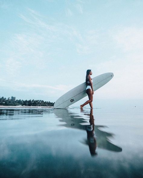 Beach Surf Photoshoot, Surfer Senior Pictures, Surf Photoshoot Ideas, Surf Pictures Ideas, Surf Photo Ideas, Surf Lifestyle Photography, Surf Board Photoshoot, Paddle Board Photoshoot, Surfer Photoshoot