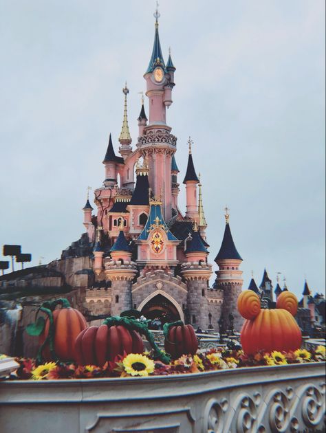 Disney Paris Halloween, Disneyland Paris October, Halloween In Paris, Disneyland Paris Halloween, Paris Halloween, Disneyland World, Disney Marathon, Halloween Wallpaper Cute, Disney Paris