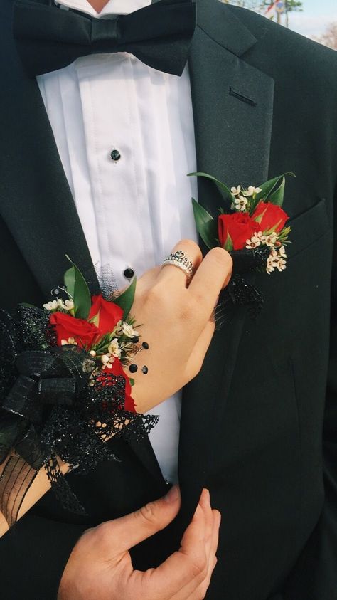 Simple Corsages For Prom, Corsage Pictures, Rose Corsage And Boutonniere, Boutineer Ideas, Prom Flowers Corsage, Prom Glam, Homecoming Flowers, Prom Corsage And Boutonniere, Prom Pictures Couples