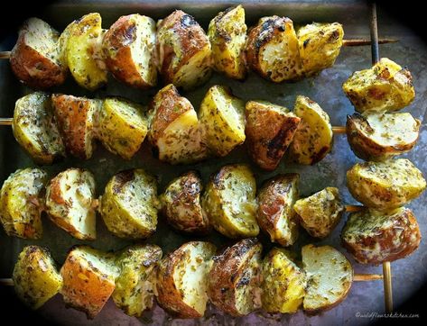 Grilled Baby Potatoes, Aesthetic Bbq, Grilled Red Potatoes, Potatoes On The Grill, Red Potatoes Recipe, Yummy Potatoes, Red Potato Recipes, Grilling Recipes Sides, Roasted Red Potatoes