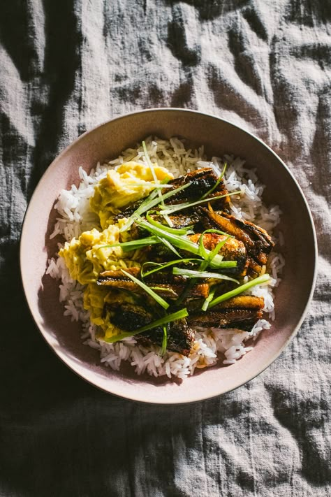 Eggs and Soy-Glazed Sardine over Rice: Japanese-inspired Breakfast Bowl » Betty L Japanese Sardine Recipes, Sardine Breakfast Recipes, Sardine Meals, Eggs And Sardines, Sardines Breakfast, Japanese Breakfast Recipes, Paleo Sardine Recipes, Sardine Breakfast, Sardine Rice Bowl