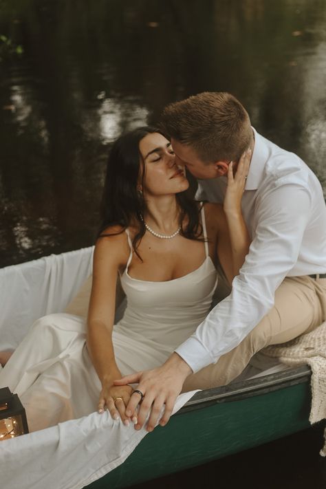 Engagement Photos Row Boat, Rowboat Couple Photoshoot, Canoe Engagement Pictures, Canoe Photoshoot, Kayak Photoshoot, Boat Engagement Photos, Lake Couple, Boat Engagement, Boat Photoshoot