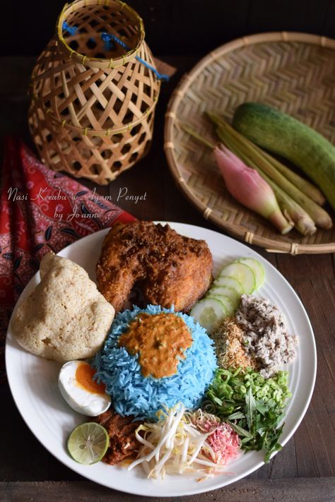 Nasi kerabu is a Malay rice dish, a type of nasi ulam, in which blue-coloured rice is eaten with dried fish or fried chicken, crackers, pickles and other salads. Malay Traditional Food, Nasi Kerabu Aesthetic, Malay Food Photography, Chicken Crackers, Nasi Ulam, Dinner Party Main Dish, Malay Dishes, Seafood Photography, Pasta Photography